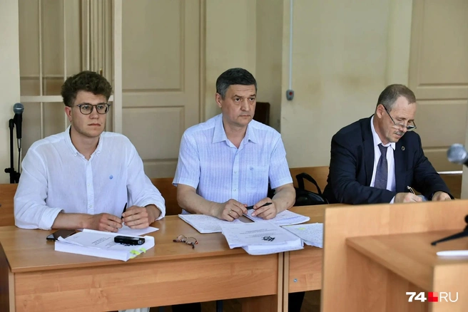 Его защищают два адвоката из Екатеринбурга — Лев Чукреев (слева) и Сергей Колосовский | Источник: Михаил Шилкин