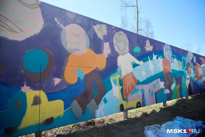 Для детей в Звездном городке устроили конкурс&nbsp;— их учили рисовать граффити на заборе | Источник: Дмитрий Толстошеев / MSK1.RU