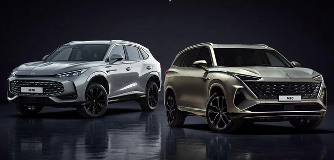 «Москвич» запускает две новые модели — М70 и М90. В отличие от нынешних «Москвичей», это продукция не компании JAC, а британо-китайской MG, входящей в концерн SAIC. Кроссоверы имеют длину 4655 мм и 4983 мм. Младший доступен с 1,5- или 2-литровым мотором (последний — с девятиступенчатым автоматом), старший — только с более мощным силовым агрегатом и полным приводом. Прежняя линейка «Москвичей» остается в строю | Источник: moskvich.ru