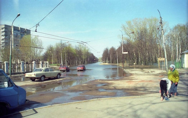 Это 20-е числа апреля 1999 года, когда половодье затронуло часть троллейбусного разворота. Из-за этого транспорт на несколько дней переставал ходить | Источник: Денис Жилин / pastvu.com