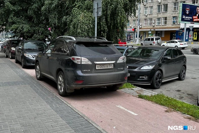 На самокатчиков часто ругаются за то, что они катаются по тротуарам. Но куда им деваться, если автолюбители оккупировали велодорожки | Источник: читатель НГС