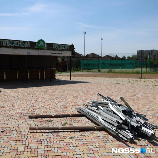 Фудкорт в скором времени тоже превратится в груду досок | Источник: Евгений Софийчук / NGS55.RU