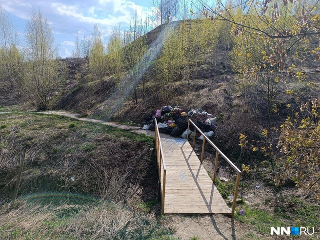 Мусор кидают прямо на выходе | Источник: Кристина Калинина / NN.RU