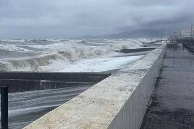 «Черноморский молот» обрушился на Сочи с волнами до 4,5 метров