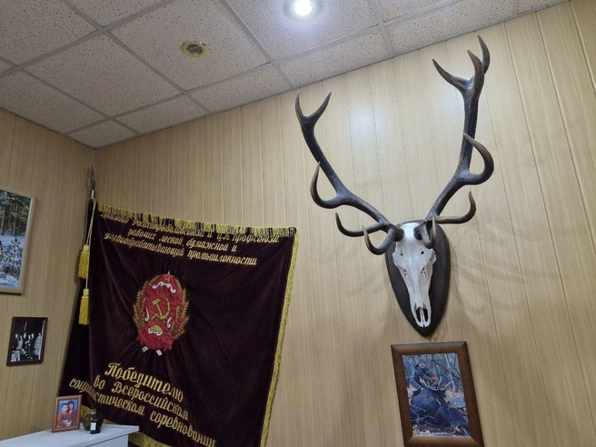 «Переходящее Красное знамя», которым в Советском Союзе отмечали лучших активистов в охоте и рыбной ловле, после распада СССР навсегда осталось в Саратове | Источник: Виктория Федорова / 164.RU