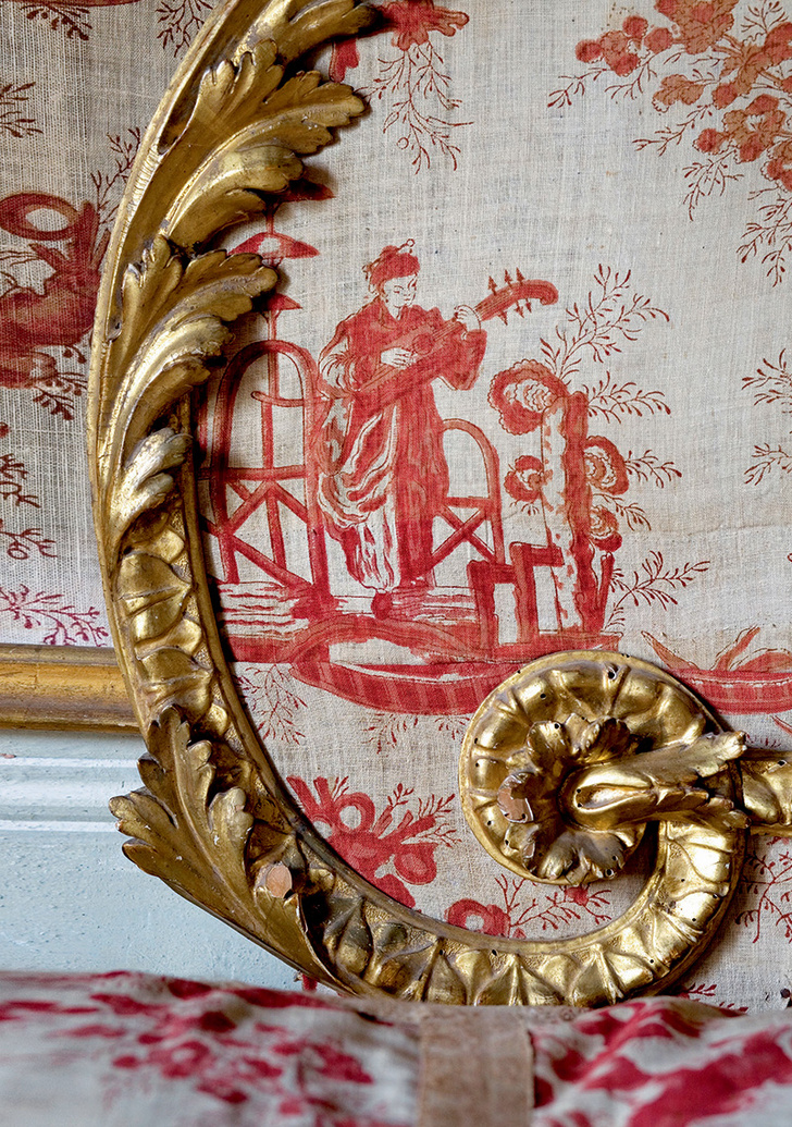 Фрагмент изголовья легендарной кровати, на которой спал папа римский. Она сделана сиенскими мастерами из позолоченного дерева и обтянута тканью жуи с модным в XVIII веке узором в стиле шинуазри.