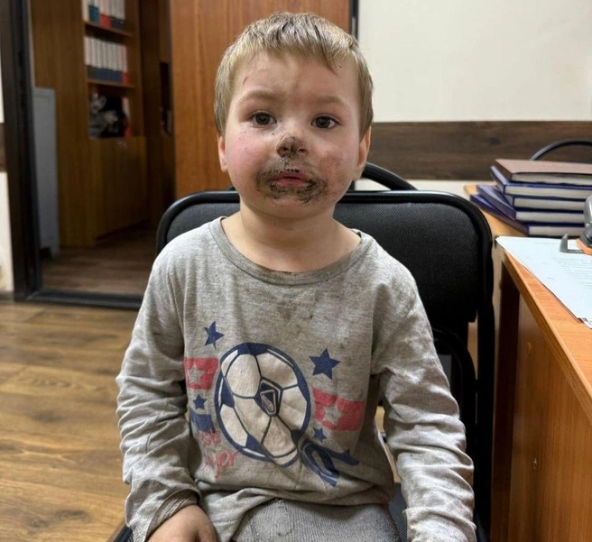 Мальчишка в безопасности под присмотром полицейских | Источник: Михайловка — ГО и ЧС / T.me