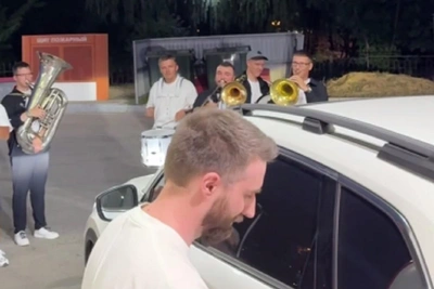 Концерт кавер-группы для водителей в очереди за бензином