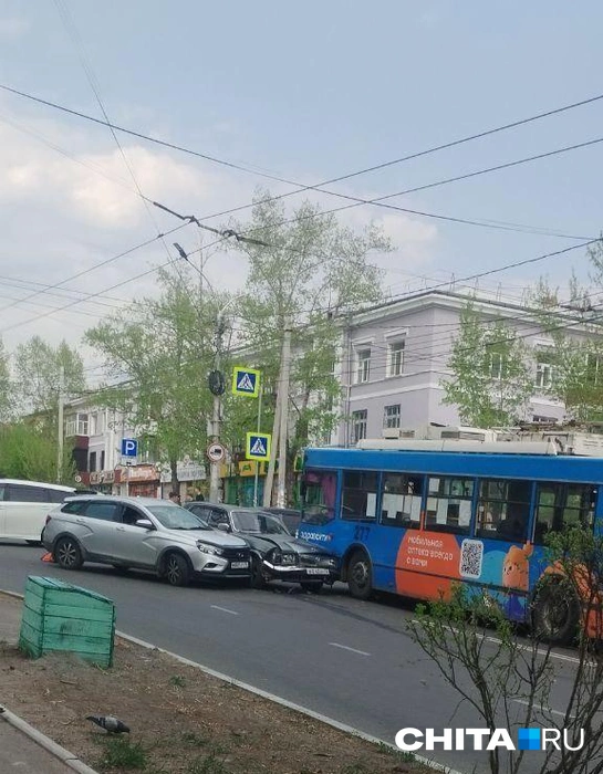 Две машины и троллейбус попали в ДТП | Источник: очевидец