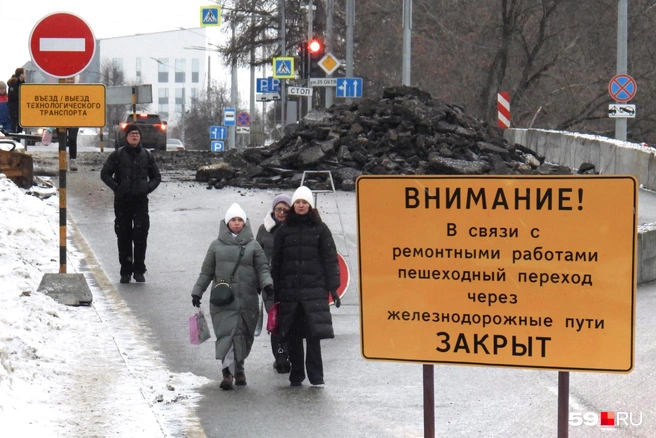 Сейчас пешеходы не видят другого выхода как идти по закрытой части автодороги | Источник: Кирилл Хафизов / 59.RU