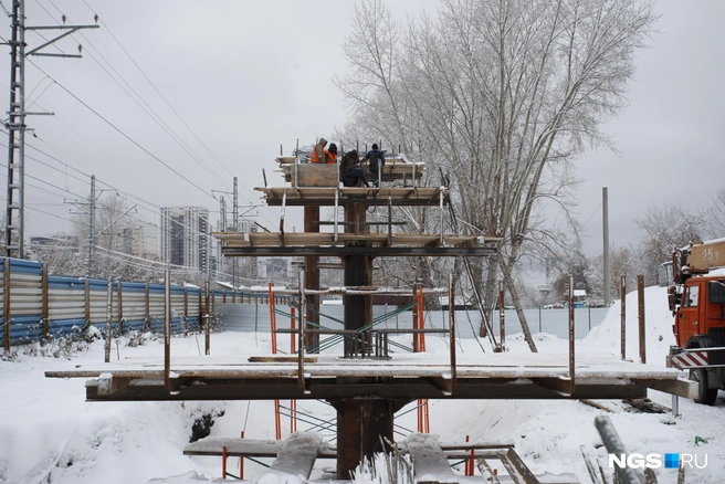 Мост оснастят освещением, пандусами для маломобильных людей, а также благоустроят прилегающую территорию | Источник: Андрей Бортко / NGS.RU