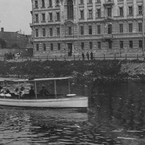 По Водоотводному каналу можно было совершить и водную прогулку. В 1912 году фотограф запечатлел прогулочный катер у Кадашевской набережной | Источник: pastvu.com
