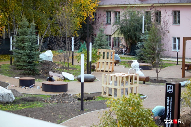 Сквер находится между жилыми домами на Мельничной  | Источник: Павел Красоткин / 72.RU 