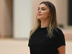 Не снимает кольцо: Алина Кабаева проводит мастер-классы для юных гимнасток