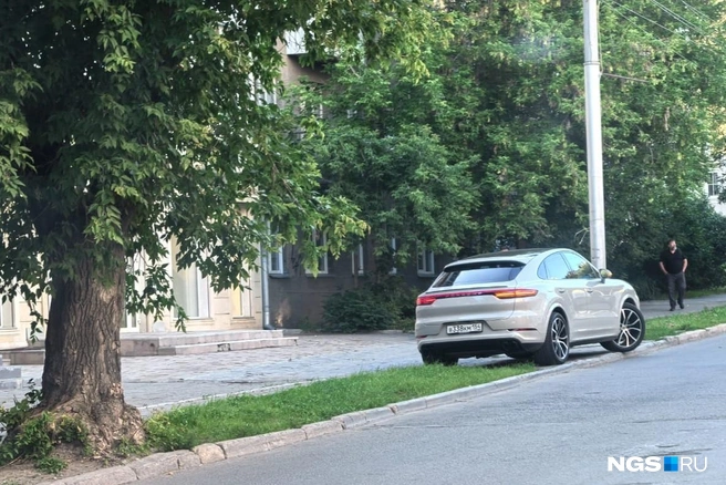 В чем была необходимость заезжать на газон — непонятно | Источник: читатель НГС