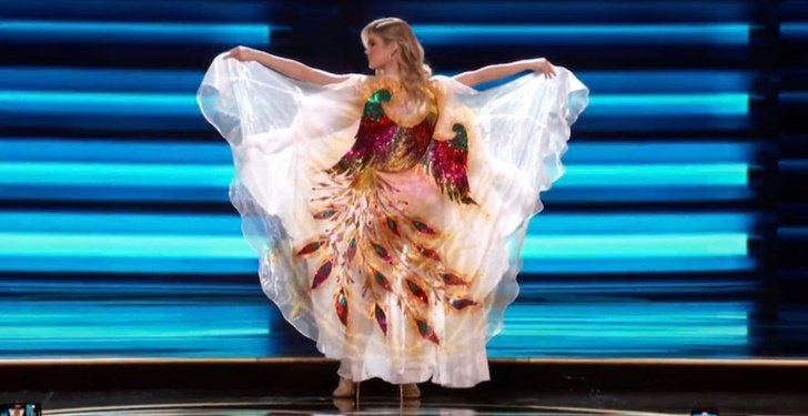 Чувственные губы и платье с Жар-птицей: россиянка вышла в полуфинал «Мисс Вселенная»