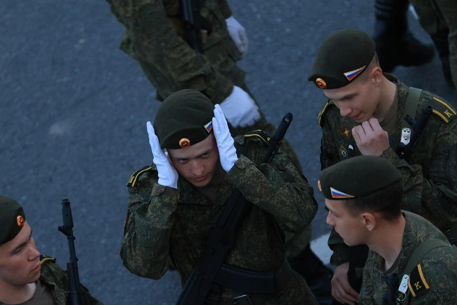 Военные поправляли фуражки и перчатки | Источник: Артём Устюжанин / MSK1.RU