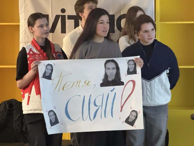Местные фигуристы сбились в круг с плакатом «Петя, сияй». Тренер Оля подскакивала на каждом прыжке сама, а следом за ней — не такие продвинутые в катании зрители. | Источник: Милена Солдатенко / «Фонтанка.ру»
