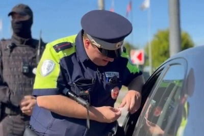 Police, OMON raid Vasilievsky Island, inspect 200+ cars