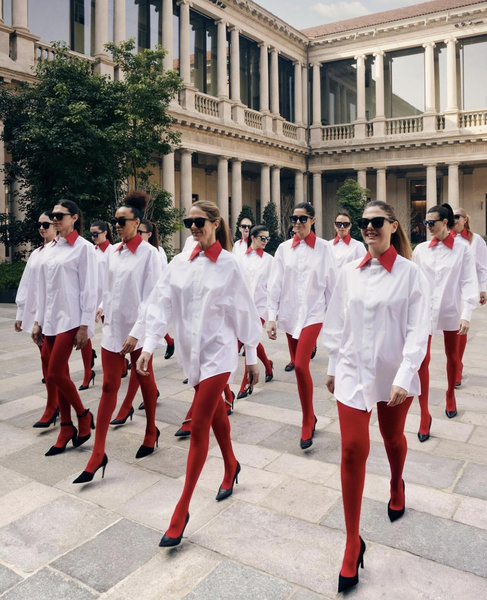Как красные воротнички стали символом борьбы против насилия над женщинами?