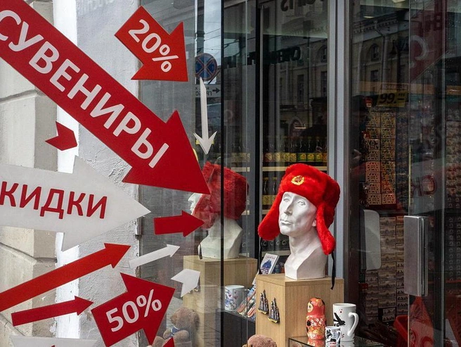 Вывески в Тюмени должны выполняться на русском языке, за исключением случаев с зарегистрированными товарными знаками. | Источник: Фонтанка.ру