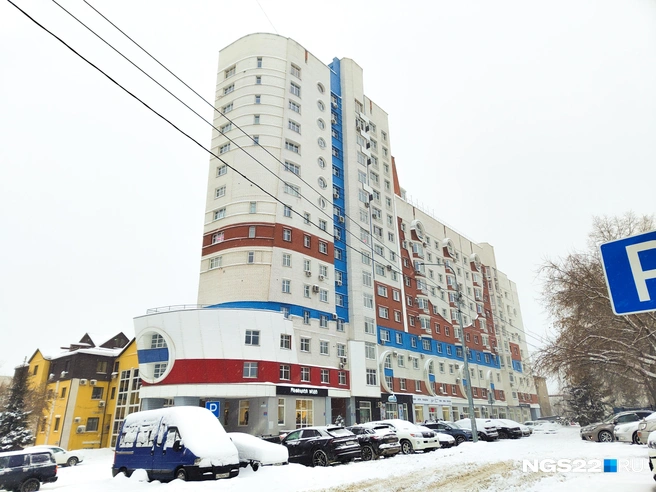 «Титаник» появился в городе еще в 2003 году, несмотря на то, что здание панельное — оно также относилось к премиум-сегменту | Источник: Полина Шевчукова / NGS2.RU