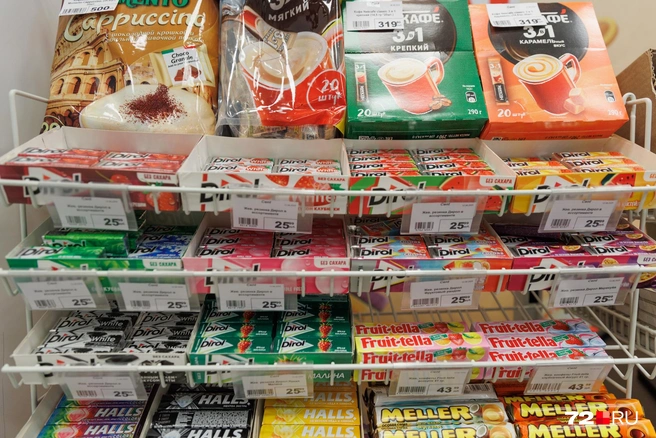 У кассы по классике&nbsp;— жвачка в ассортименте. Пачка&nbsp;— всего 25 рублей. Звучит выгодно | Источник: Ирина Шарова / 72.RU