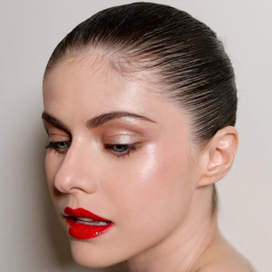 Сияющий макияж на выпускной: Александра Даддарио показала красивый образ с красной помадой