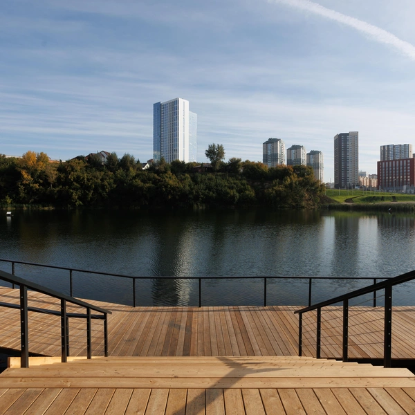 Появилась на берегу и смотровая площадка | Источник: ГК «Брусника»