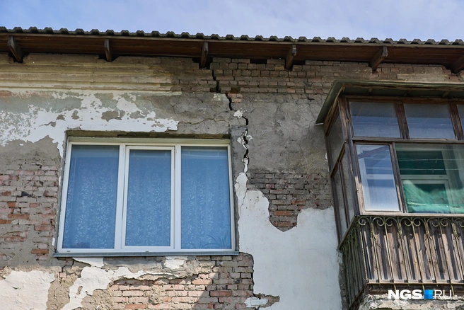 Жители дома жалуются на то, что их «дом ходит ходуном» из-за проезжающих мимо большегрузов | Источник: Александр Ощепков / NGS.RU