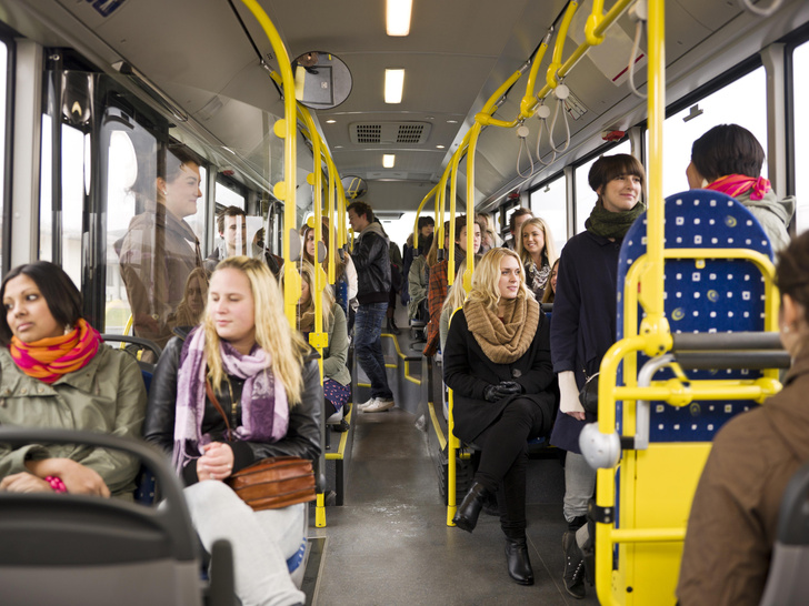 Выставите себя грубиянкой: это правило этикета в общественном транспорте нарушает каждая вторая девушка