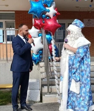 В школу на лодке, Дед Мороз на линейке и другая дичь на линейках 1 сентября в разных городах