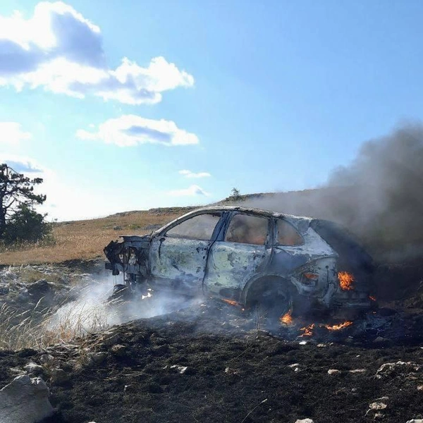 Porsche Cayenne сгорел в Крыму, после того как заехал на территорию заповедника, минуя шлагбаум | Источник: телеграм-канал «Заповедный Крым»