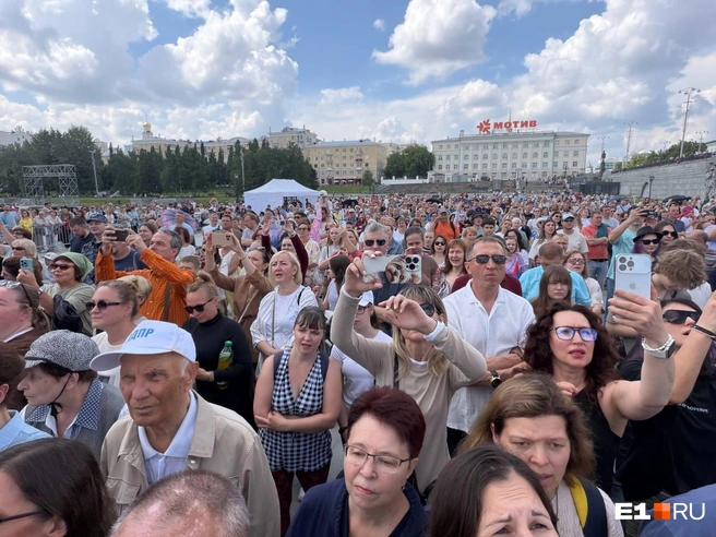 Тысячи зрителей пришли послушать хоры | Источник: Алиса Андреева / E1.RU