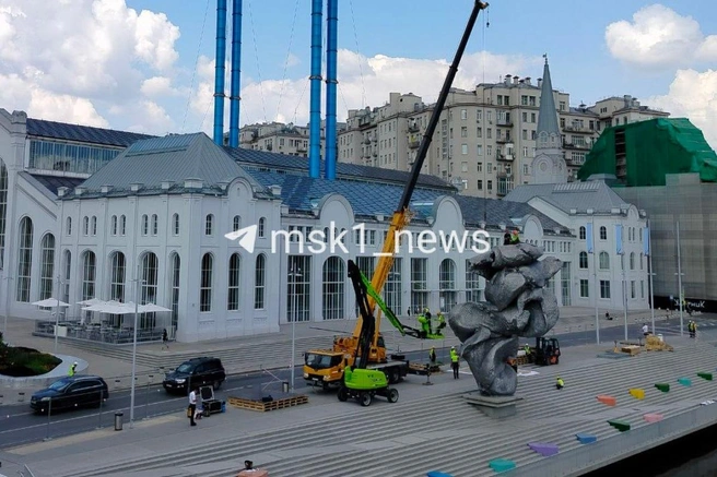 В Москве демонтируют скульптуру «Большая глина № 4». Она простояла всего 4 года | Источник: MSK1.RU | Новости Москвы | Россия
