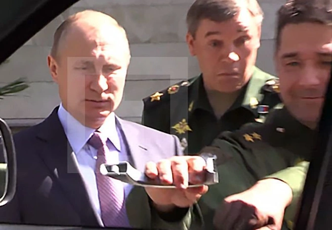 На презентации Путину военного УАЗа генерал не смог открыть дверь и сломал ручку | ya62.ru