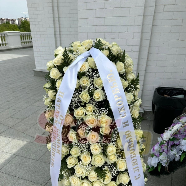 Семья Земляникиной привезла венок из белых роз