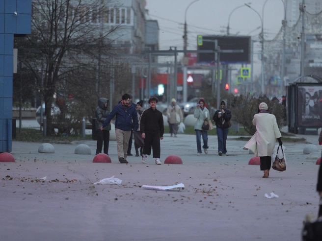 Центральные улицы быстро заполнились мусором, повсюду валяются пакеты. | Источник: Андрей Бортко / NGS.RU