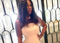 Уже стройна и позирует в мини: Серена Уильямс восстанавливается после родов