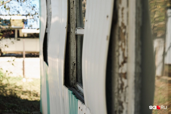 Стену дома повело из-за оползня | Источник: Дарья Паращенко / 93.RU