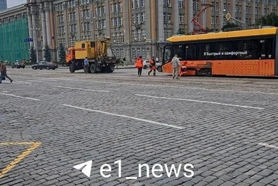 В Екатеринбурге остановилось движение трамваев из-за поломки