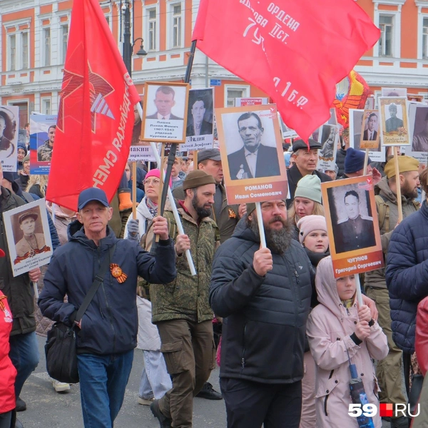 На время шествия движение на Компросе и Ленина прекратили | Источник: Тимофей Калмаков / 59.RU