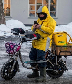 В Москве курьеры получают больше, чем специалисты с высшим образованием