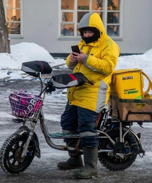 В Москве курьеры получают больше, чем специалисты с высшим образованием