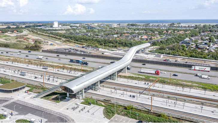 Изогнутый пешеходный мост в Дании