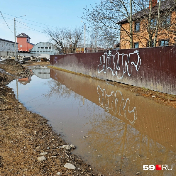 На соседней улице, которая пересекает Красноборскую, во время дождей можно доставать лодки | Источник: Ирина Тропина / 59.RU