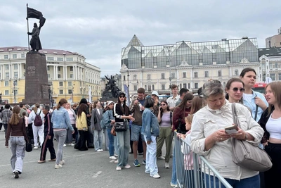 Владивостокцы выстроились в очередь за бесплатной китайской едой
