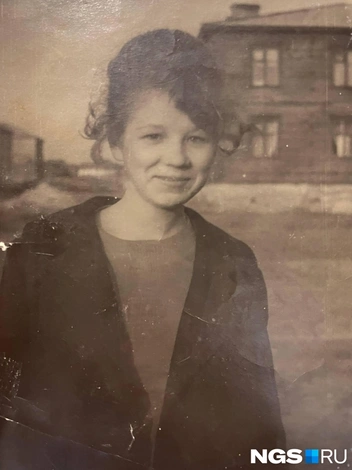 15-летняя Галина на фоне недавно выстроенного дома | Источник: Алёна Золотухина / NGS.RU