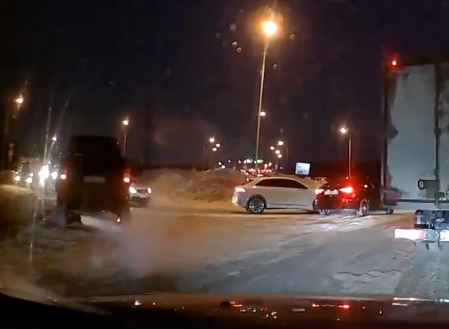 В Рязани водитель выехал на встречку на круговом движении | ya62.ru