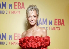 Полина Максимова льнет к Алексею Воробьеву, который обнимает и целует ее на ковровой дорожке